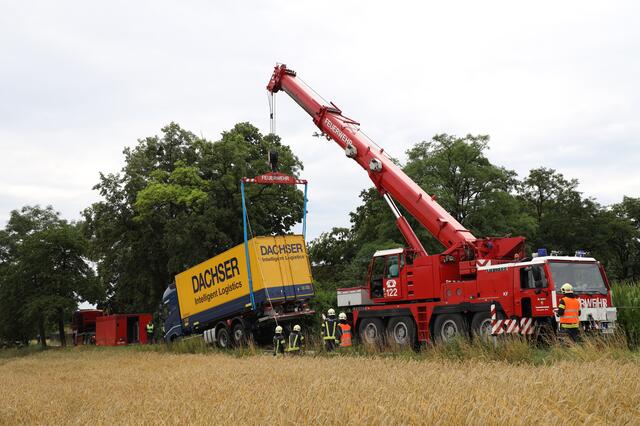 Ein schwerer Kran der Feuerwehr kam in Wels-Schafwiesen zum Einsatz, nachdem ein Lkw-Lenker sein Fahrzeug unbedacht über die schmale Mühlstraße lenken wollte. | Foto: laumat.at
