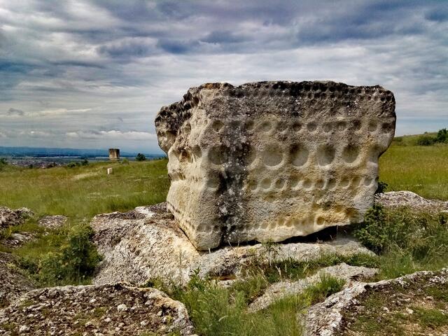 Wo diese Steinskulpturen wohl stehen?  Hier gehts zur Auflösung 