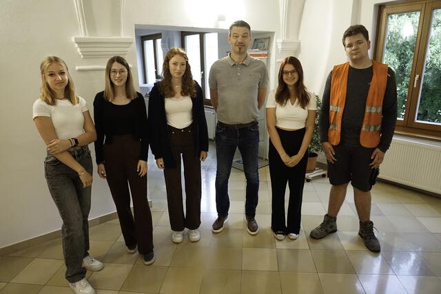 Bürgermeister Thomas Vasku (Mitte) begrüßt diesjährige Ferialpraktikanten Dana Pedersen, Jana Wilhalm, Linda Kerschner, Violetta Raubal, Fabian Felbermayer.  | Foto: Marktgemeinde Loosdorf
