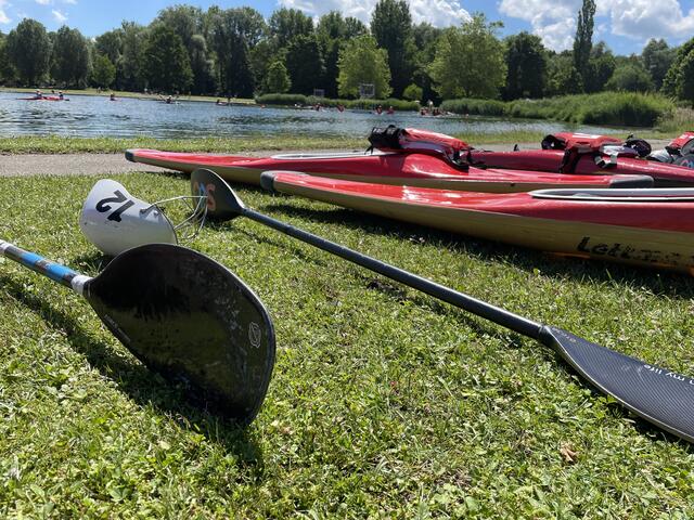 Paddel, Helm und Boote gehören zur Ausrüstung beim Kanupolo.  | Foto: sm