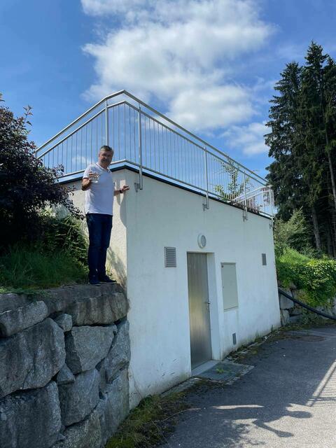 Ertler Bürgermeister Josef Forster beim Hochbehälter in Ertl mit frischem Wasser in der Hand.