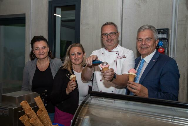 WKOÖ-Vizepräsident Leo Jindrak (r.) und Alexandra Puchner (2. v. l.) genießen Poissl-Eisspezialitäten. | Foto: Roman Gutenthaler
