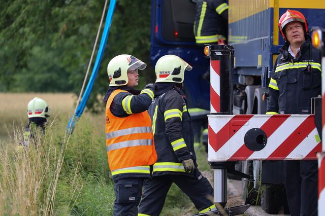 Ein schwerer Kran der Feuerwehr kam in Wels-Schafwiesen zum Einsatz, nachdem ein Lkw-Lenker sein Fahrzeug unbedacht über die schmale Mühlstraße lenken wollte. | Foto: laumat.at