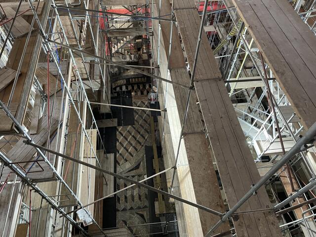 Der eindrucksvolle Gerüstbau im Dom zu Sankt Jakob von oben. | Foto: David Zennebe
