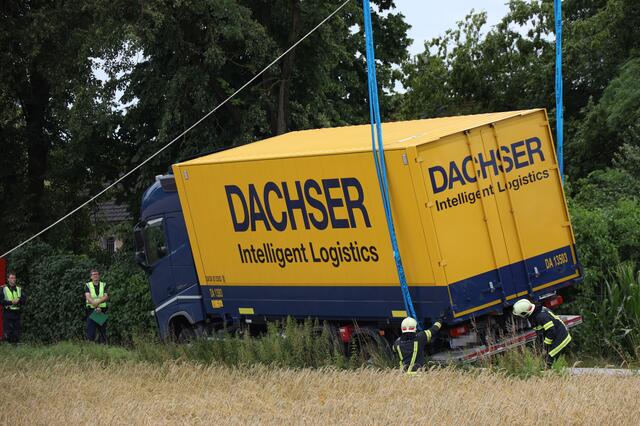 Ein schwerer Kran der Feuerwehr kam in Wels-Schafwiesen zum Einsatz, nachdem ein Lkw-Lenker sein Fahrzeug unbedacht über die schmale Mühlstraße lenken wollte. | Foto: laumat.at