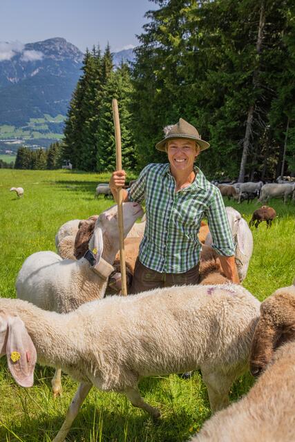 Am Sonntag, 31. Juli, findet das 13. Steirische Almlammfest am Fuße des Hauser Kaibling statt. Highlight des Festes ist der Einzug der Schäferin Christina samt Hütehund und ihrer Schafherde. | Foto: Renè Eduard Perhab