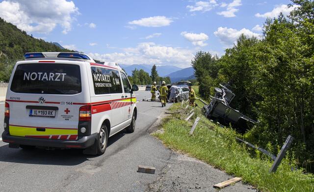 Ein PKW krachte gegen einen Warnanhänger und riss dabei die komplette Leitschiene aus. | Foto: zeitungsfoto.at