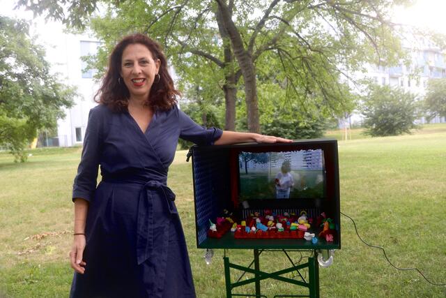 Andrea Zsutty, Direktorin des ZOOM Kindermuseums mit dem kleinsten Kino der Welt, dem "Park-Tube" bei der ZOOM Mobil Saisoneröffnung in der Polgarstraße im 22. Bezirk | Foto: Ulrike Kozeschnik-Schlick