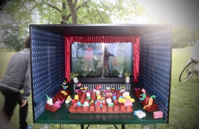 Ganz neu und zum ersten Mal am 7. Juli im 22.Bezirk im Einsatz: Das kleinste Kino der Welt, von den Kindern selbst mit Plastilin-Zuschauern und Blumen ausgestattet 