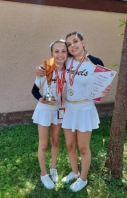 Jasmin (re.) und Sarah sind erfolgreiche Tyrolean Angels und präsentieren Pokal, Medaille und Urkunde. | Foto: privat