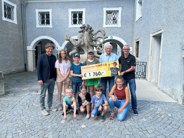 Im Bild (Übergabe) Herr Viktor Plank (Ein Herz für Kinder) die Direktoren der VS und
MMS Gmünd und Schüler der Schulen | Foto: Charity Lauf Gmündner Schulen