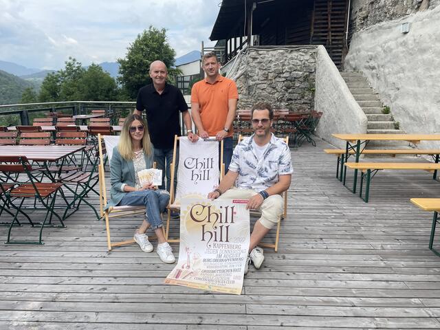 Programmpräsenation auf der Sommerschenke auf Burg Oberkapfenberg: Heli Pekler und Philip Hiden mit Kerstin und Peter Matauschek (vorne sitzend) | Foto: Kern