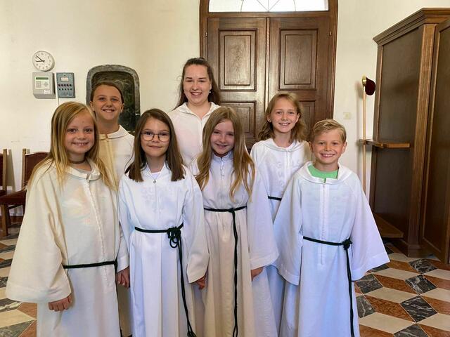 Noch mehr "Minis" in Rein: Die Kinder sind bereit, beim Gottesdienst mitzuhelfen. | Foto: Privat