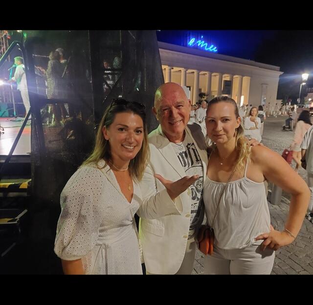 Dolores David-Fromm und Romana Reiberger vom Wirtschaftsservice Baden mit dem Musical-Star. | Foto: Katrin Pirzl