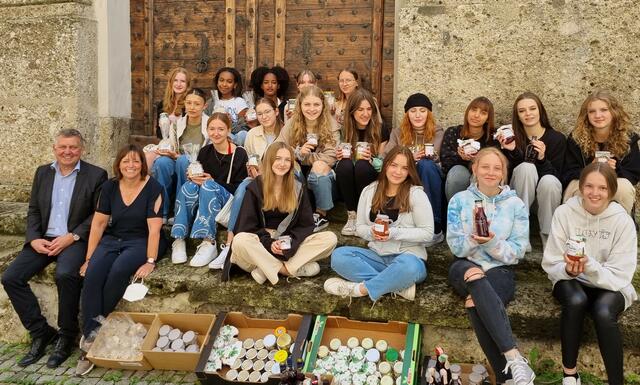 1c Klasse der Modeschule Hallein (Hairstyling) mit Klassenvorstand Elisabeth Lienbacher (2.v.l.) und Projektleiter Thomas Neureiter von ArMut teilen (1 v.l.)
 | Foto: Modeschule Hallein