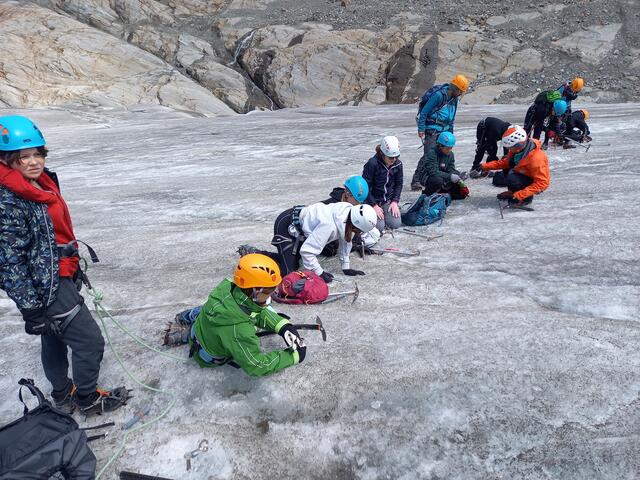 Mit Steigeisen, Pickel und Helm ausgerüstet sowie in sicherer Seilschaft mit dem Bergführer konnten die Schülerinnen und Schüler verschiedene Gletscherphänomene wie Gletscherspalten und -mühlen bestaunen.  | Foto: Anna Siegele