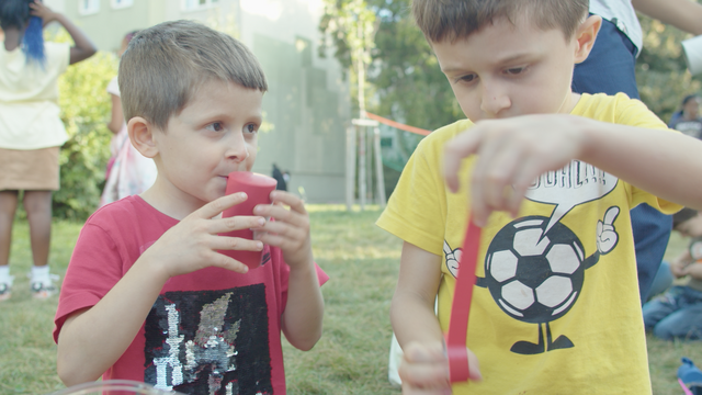 Was pfeift, klappert und tönt da so schön? Im Musikmaschinen-Workshop erfinden Kinder ihre eigenen Instrumente und Beats. | Foto: ZOOM Kindermuseum/Klemens Koscher