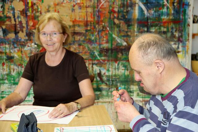 Die Freiwilligen begleiten bei Freizeit- und Sportaktivitäten sowie in den Werkstätten. | Foto: Caritas OÖ