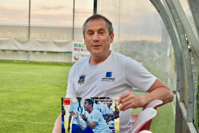Predings "Doppeltrainer" Michael Brezina mit der Auszeichnung zum Trainer der Saison 2021/22 im Bezirk Deutschlandsberg | Foto: Michl