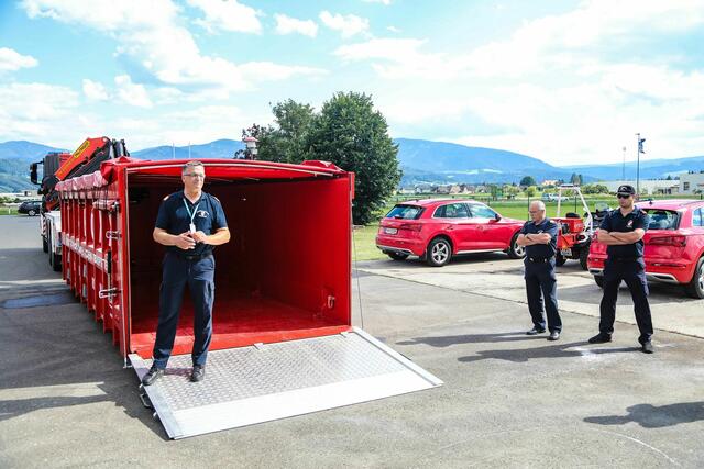 Einsatzleiter Erwin Grangl erklärt die neue Bergebox. | Foto: FF/Zeiler
