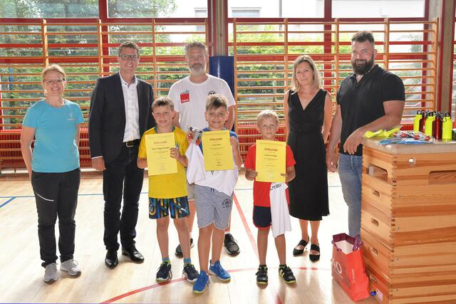 Die jungen Teilnehmerinnen der „Olympiade" mit (v. l.) Bgm. Christian Härting und den Vereinsobleuten Martin Höfer (TWV), Astrid Seiser (Tennisclub), Silvia Eiter (Turnverein) und David Mariani (Telfs Patriots). | Foto: MG Telfs/Dietrich