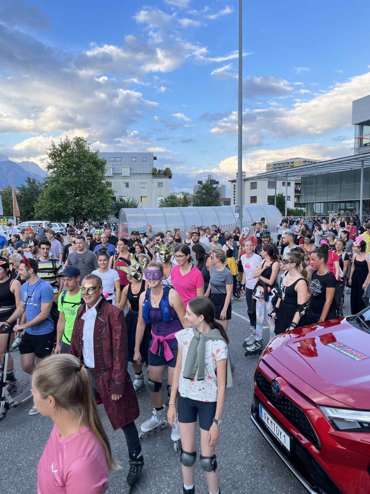 happy-nightskate-maskierte-roller-erobern-innsbruck-innsbruck