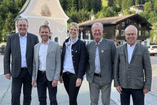 AR-Vorsitzender Heinz Hasslwanter, die Geschäftsführer Sebastian Schwaiger, Anna Wimmer, Martin Trixl und Toni Niederwieser. | Foto: Bergbahn