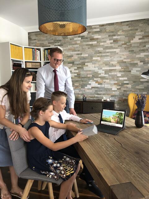 Familie Hick aus Eisenstadt verwendet Informationen auf JW.ORG zur Vorschau auf den Kongress „Strebt nach Frieden“.