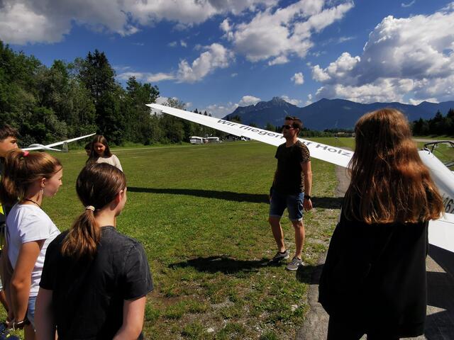 Die Schüler lernten viel Interessantes über das Segelfliegen. | Foto: MS Vils