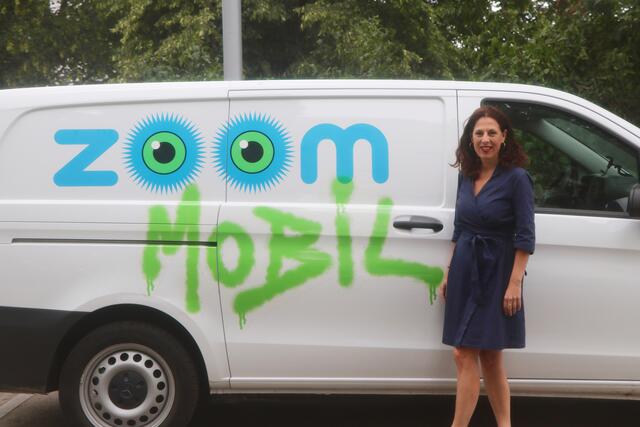 Andrea Zsutty, Direktorin des ZOOM Kindermuseums, vor dem ZOOM Mobil, einem E-Bus, der spannende Workshops zu den Kindern bringt, die nicht ins Museum kommen können