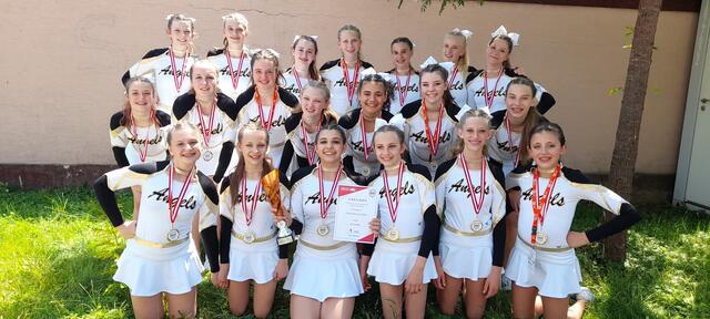 Zweifache Staatsmeister: Die "Flying Angels" mit den Schwestern Jasmin und Sarah (1. Reihe, 3. u. 4. v.li.). | Foto: privat