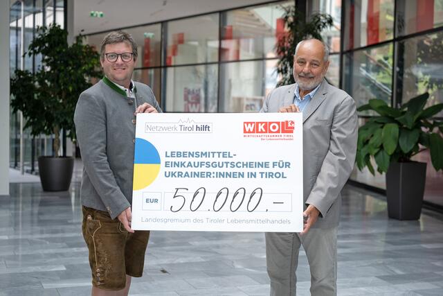 Herbert Peer von "Netzwerk Tirol hilft" freute sich über die Spende des Landesgremiums des Tiroler Lebensmittelhandels, die von Obmann Stefan Mair übergeben wurde. | Foto: © Andreas Friedle 