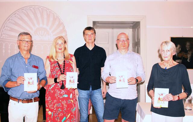 Christian Matzner, Doris Reiser, Andreas Brüger, Stephan Schimanowa, Margareta Divjak-Mirwald (von links) bei der Preisverleihung des Walther von der Vogelweide-Literaturwettbewerbs 2022. | Foto: Stadtgemeinde Mödling