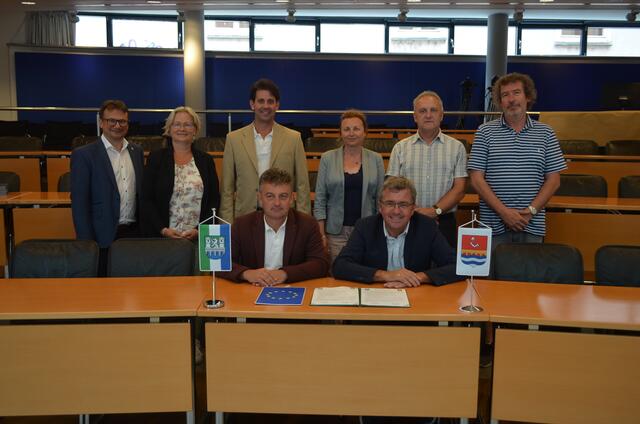 Bürgermeister Peter Koch, Vizebürgermeisterin Andrea Winkelmeier und Stadtamtsdirektor Markus Hödl begrüßten die ungarischen Städtepartner im Rathaus. | Foto: Stadt Bruck