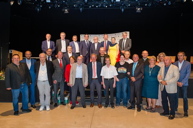 Die Trauner Stadtregierung (hinten oben) mit den geehrten, ausgeschiedenen Kommunalpolitikern der letzten Jahren. | Foto: www.floriankollmann.at