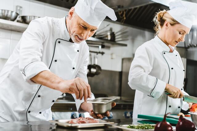 Sowohl Fachkräfte als auch Anlernkräfte finden in der Gastronomie jederzeit eine Möglichkeit zum Berufseinstieg. | Foto: AllaSerebrina/panthermedia.net