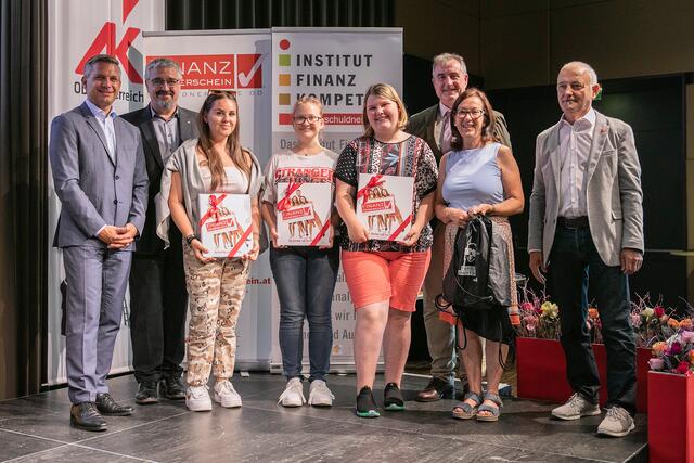 LR Wolfgang Hattmannsdorfer, AK-Präsident Andreas Stangl, Schulqualitätsmanager der Bildungsdirektion OÖ Manfred Schörghuber und Geschäftsführer der Schuldnerhilfe OÖ Ferdinand Herndler, sowie Absolvent:innen des OÖ Finanzführerscheins mit einer Lehrkraft in Vertretung ihrer Schule. | Foto: Land OÖ/Gerstmair