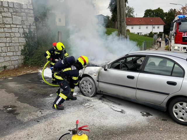 Die Feuerwehr musste das Auto löschen. | Foto: Feuerwehr (Symbolbild)