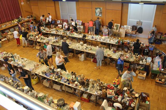 Beim Flohmarkt der Hermagorer Lions kann unter den zahlreichen Artikeln nach Herzenslust gestöbert werden.  | Foto: Lions Club Hermagor