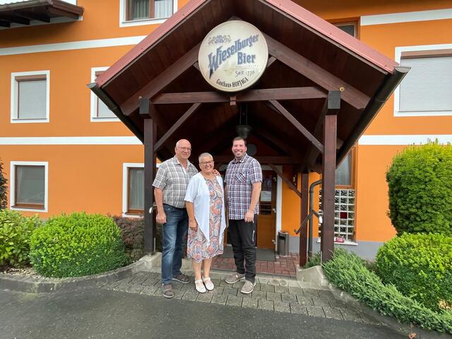 Ab 1. August schließt sich die Wirtshauspforte beim Gasthaus Hofjager vulgo Pratter für immer. Die Familie Daniela, Peter und Paul sagt "Danke". | Foto: Veronik