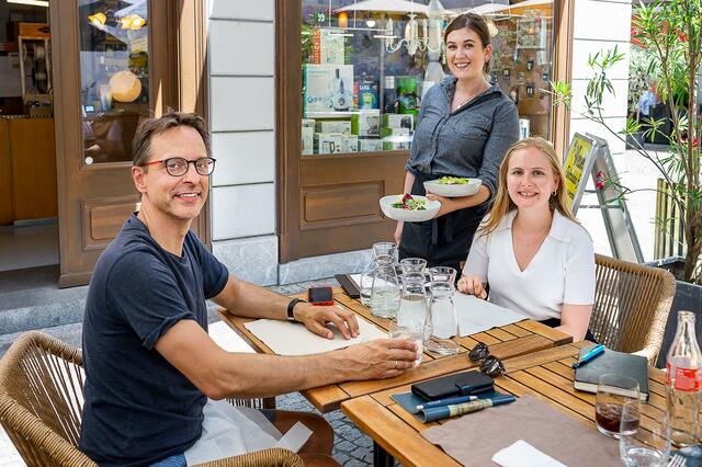 Zum Lunch serviert "Dreizehn"-Restaurantleiterin Celina Amin Reyhani und "MeinBezirk.at"-Redakteurin Antonia Unterholzer, passend, Risotto.  | Foto: Brand Images