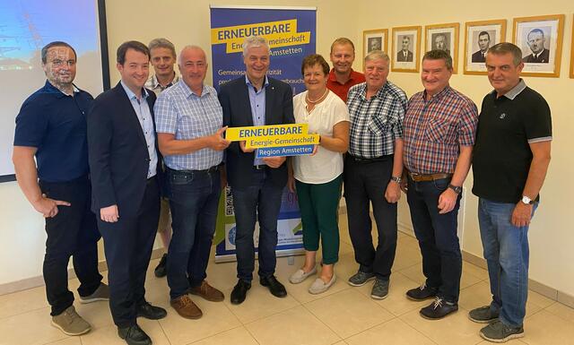 Die Gemeinde Viehdorf informiert über die Erneuerbare Energiegemeinschaft. v.l.n.r.: Markus Jandl, GGR Markus Burgstaller, Manfred Jetzinger, Bgm. Franz Zehethofer, GDA Obmann LAbg. Anton Kasser, GR Inge Weidinger, GR Manfred Grubbauer, GR Alois Wagner, VBgm. Franz Eder, GR Karl Radinger
 | Foto: GDA