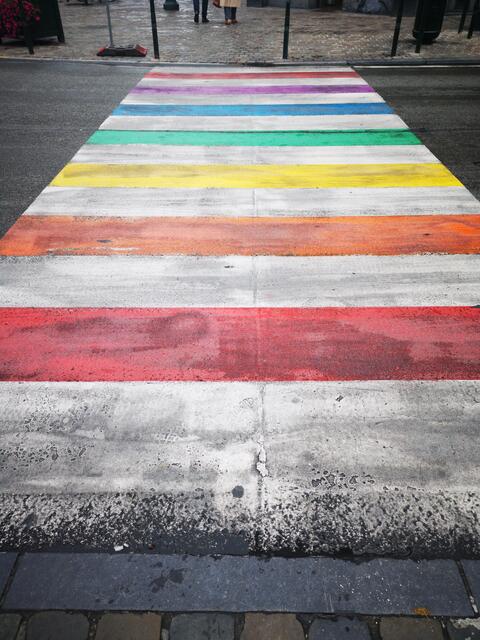 Am Stadtplatz werden die Zwischenräume eines Schutzwegs in den Farben des Regenbogens neu gestaltet. | Foto: Panthermedia/meigav