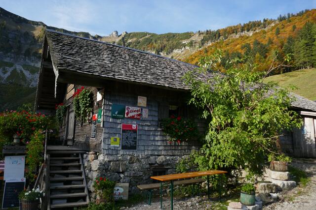 Die Mayerlehenhütte auf der Gruberalm. Die zwei Felsgendarmen am Regenspitz sind direkt über dem Dachfirst zu sehen.  | Foto: Thomas Neuhold