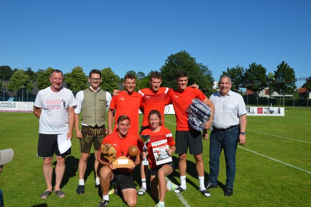 Der Obmann des Sportausschusses Stefan Holzleithner (2.v.l) und Bürgermeister Fritz Feichtinger (rechts) gratulierten den Faustball-Stadtmeistern 2022 „Gschwandtner Giganten“.  | Foto: ASKÖ Laakirchen Papier