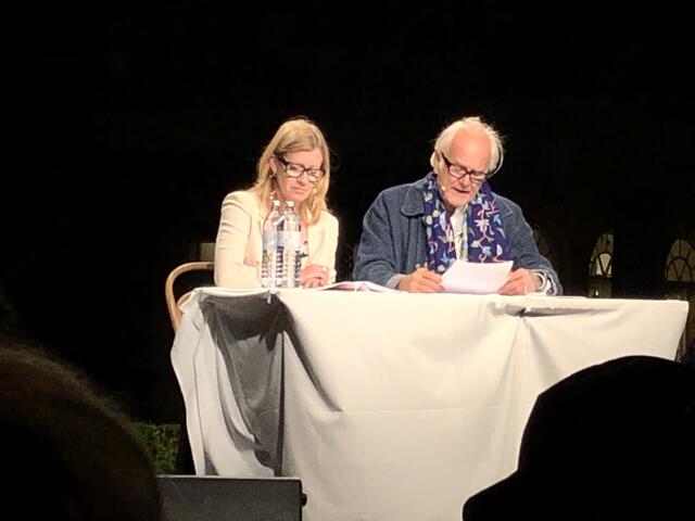 Caroline Peters und Harald Schmidt haben es sich am Lesetisch des Schwimmenden Salons für eineinhalb Stunden gemütlich gemacht