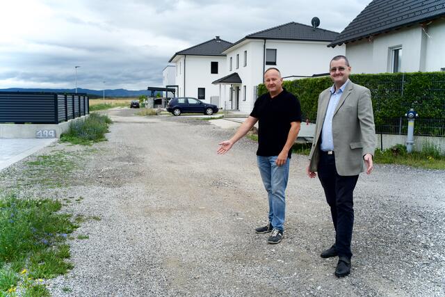 Lokalaugenschein in einem Eck der Kreuzäckergasse. Von Asphalt weit und breit keine Spur.