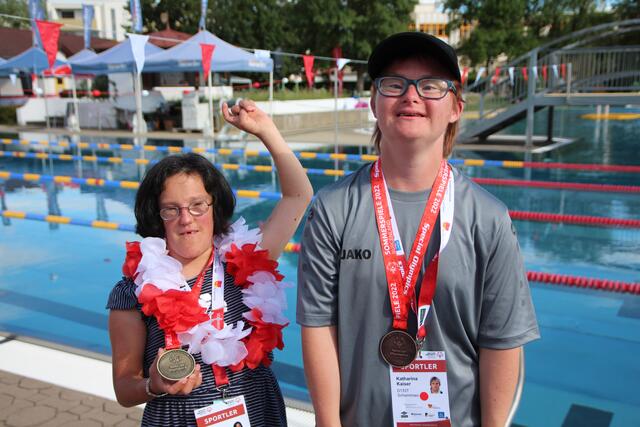 Die Schwimmerinnen Daniela Fessmann (li.) und Katharina Kaiser jubeln über ihre Medaillen. | Foto: Lebenshilfe Tirol/Hannes Brecka