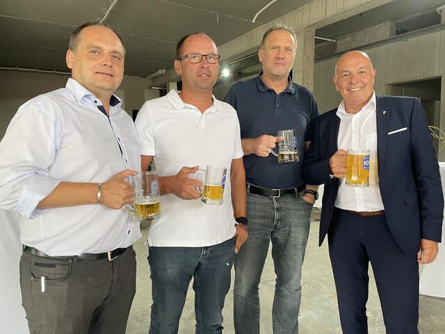 Anstoßen auf dem Rohbau: Bürgermeister Georg Rosner (re.) mit Baumeister und Planer Mario Raba (li.). | Foto: Elisabeth Kloiber