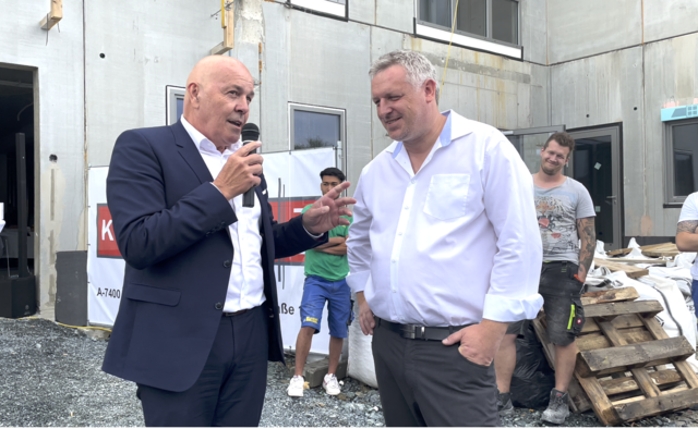 Bürgermeister Georg Rosner wünscht Gastronom Klaus Glavanics (re.) und den Professionisten einen weiteren unfallfreien Bauverlauf.  | Foto: Elisabeth Kloiber